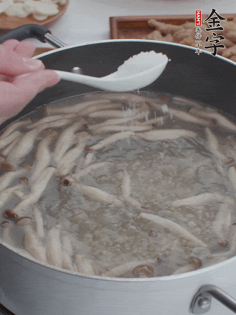 1勺鹽、一點(diǎn)胡椒粉調(diào)味。