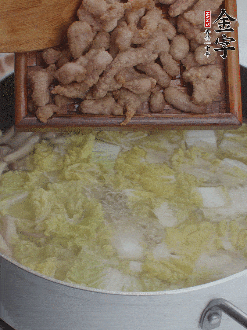 水開(kāi)后煮10分鐘，下娃娃菜、小酥肉煮3分鐘。