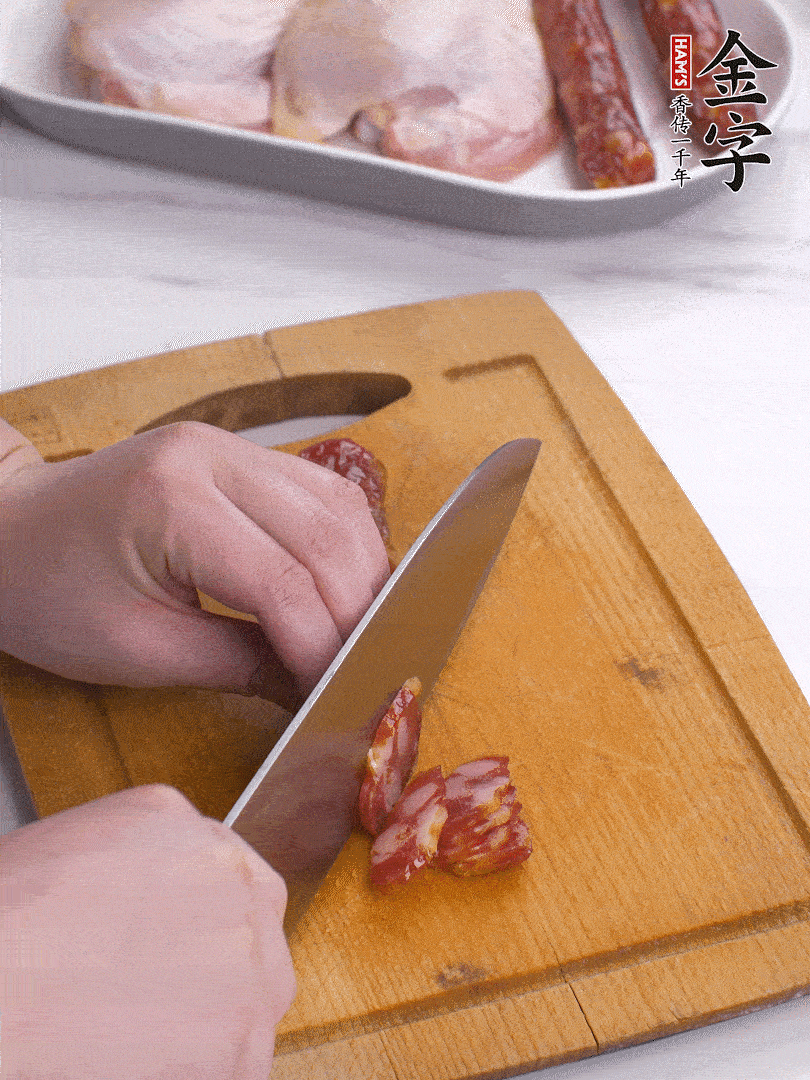 雞大腿去皮去骨切成塊，金字香腸切片，干香菇泡發(fā)切片，小蔥切蔥花。