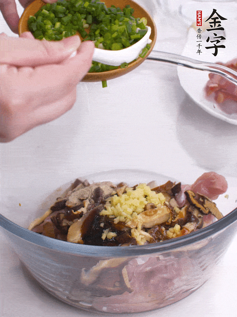 雞肉、香菇混合，加清水1/3杯、料酒1勺、蠔油1勺、鹽1勺、糖1/4勺、白胡椒1/4勺、食用油1勺、香油1/4勺、姜末、蔥花，攪拌均勻腌制2小時。