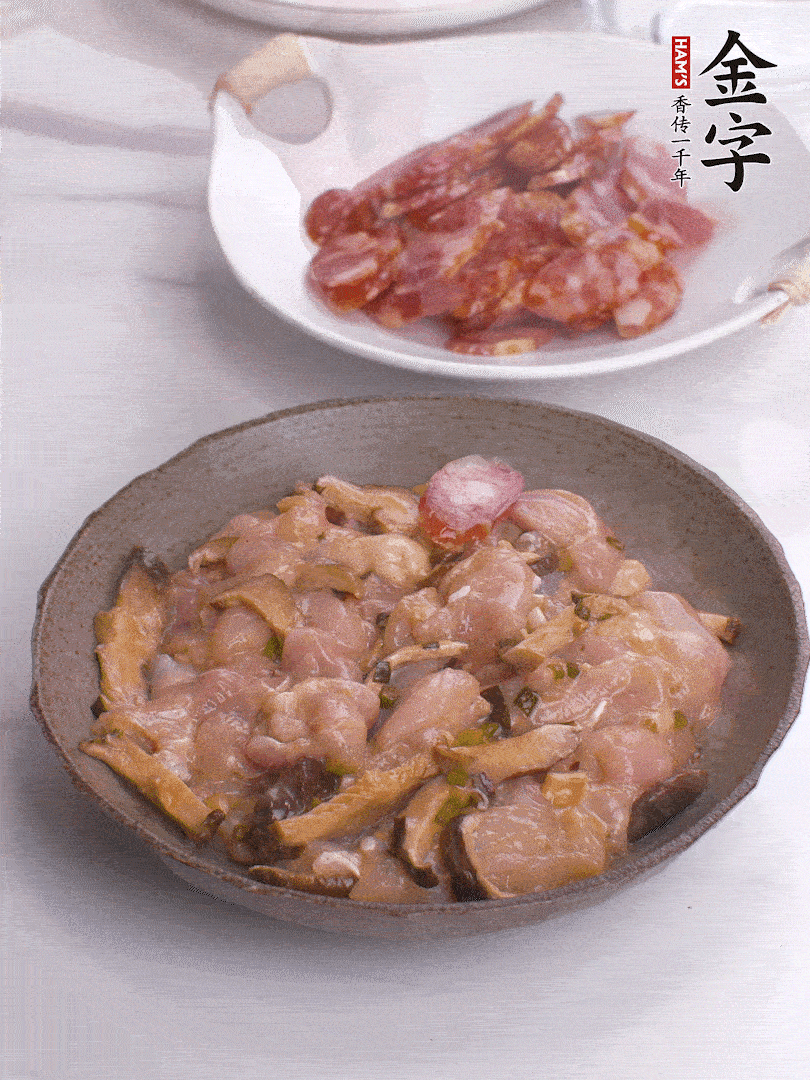 腌制后，雞肉中加淀粉1勺，頂部碼上香腸片。