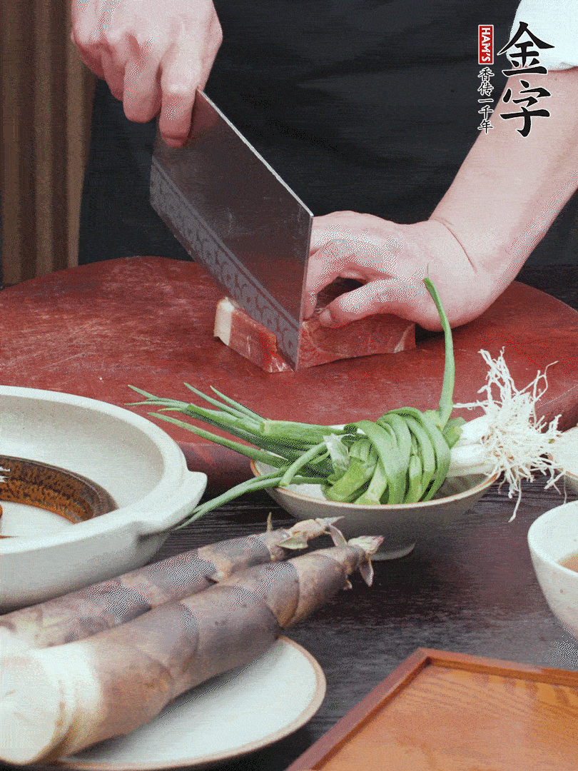 金字火腿切片；姜切片。