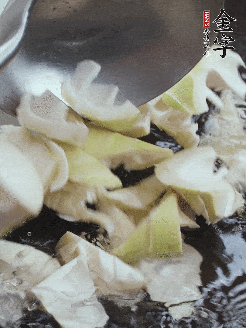 新鮮春筍去老根，剝殼切滾刀塊焯水去澀。