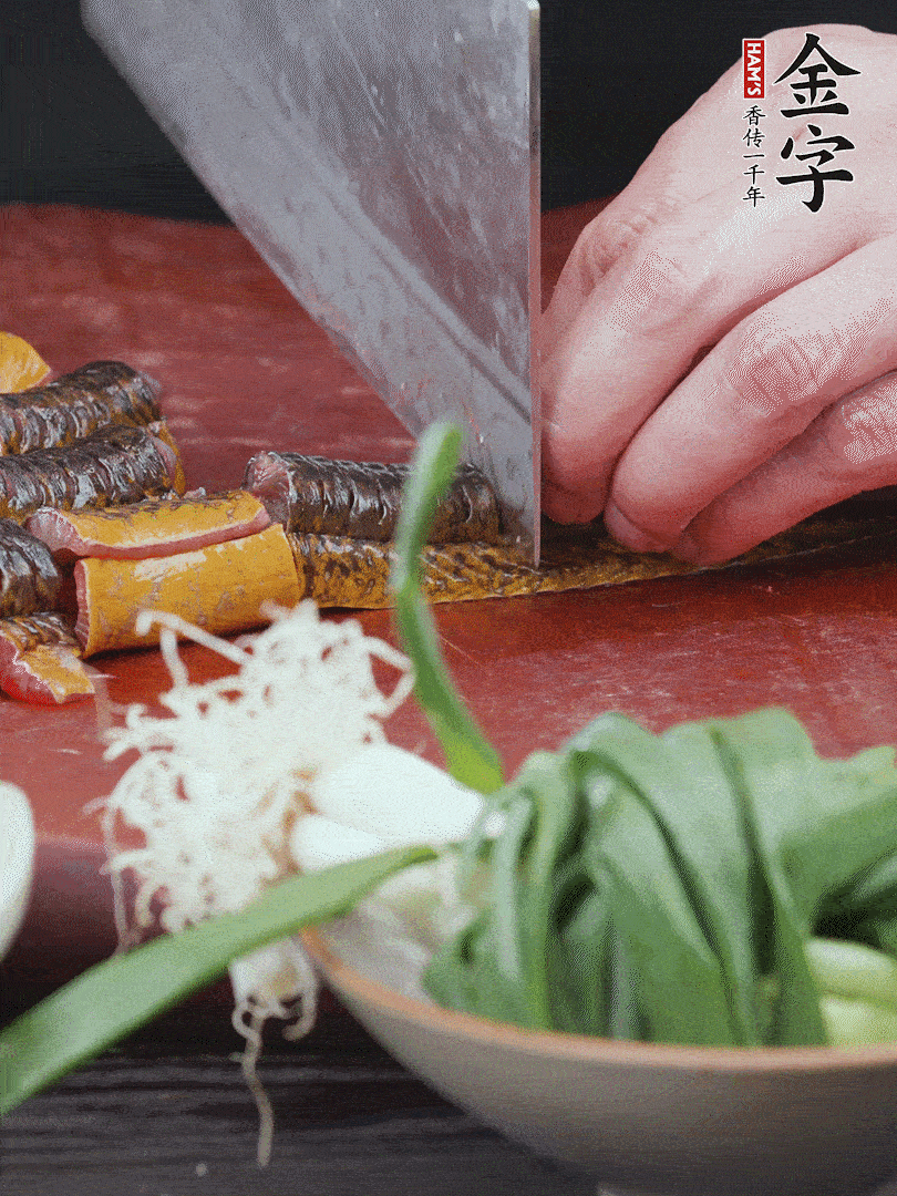 黃鱔去內(nèi)臟洗凈，切花刀斬段。沸水下鍋，加黃酒焯水去血沫。