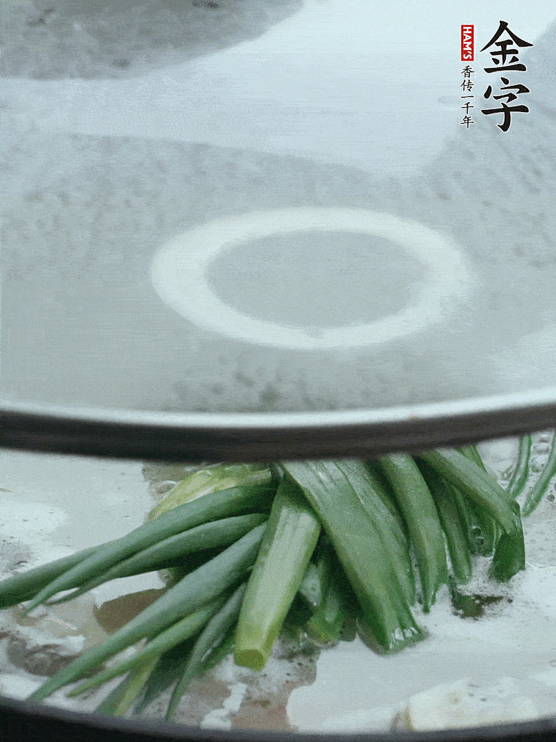 加蔥結(jié)去腥，大火開后中火燒20分鐘。