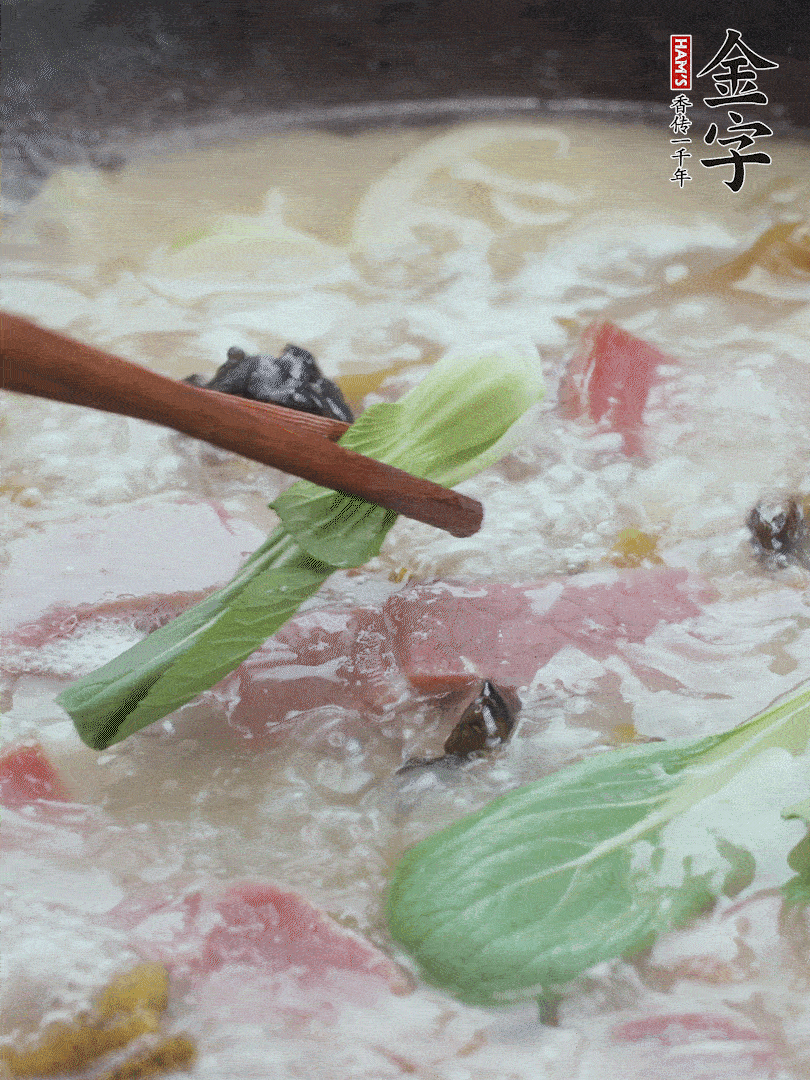 撈出蔥結(jié)，小菜心點綴。