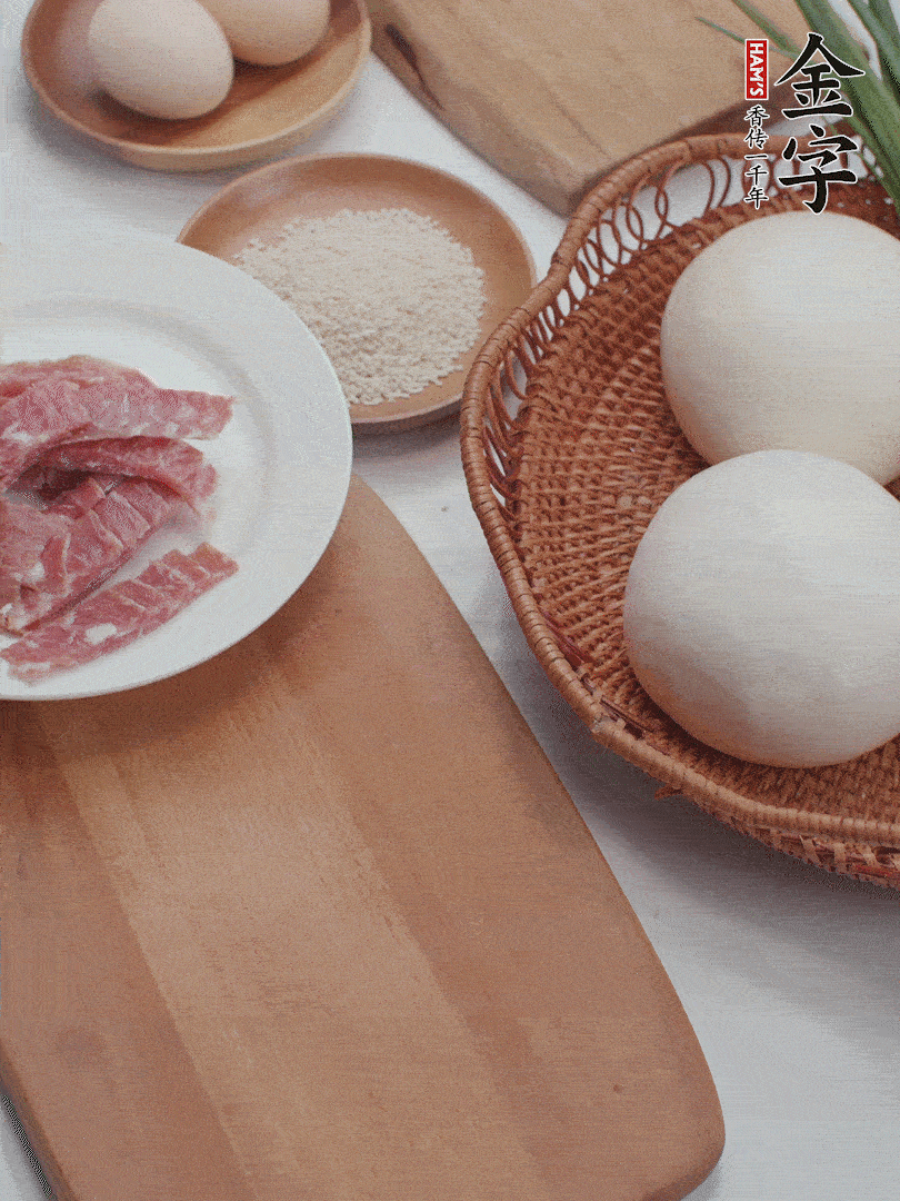 金字培根火腿切小片；饅頭、洋蔥切??；香蔥切丁。