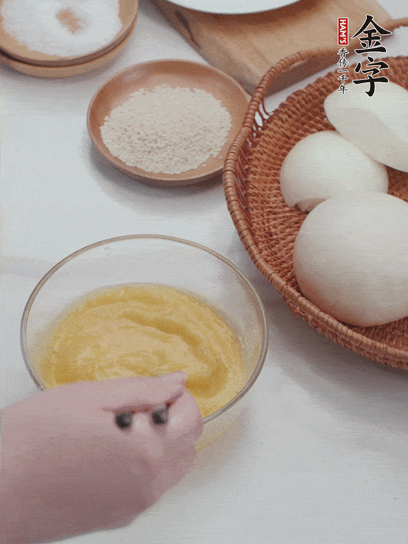 2個雞蛋加入1小勺鹽、1/2小勺胡椒粉打散。