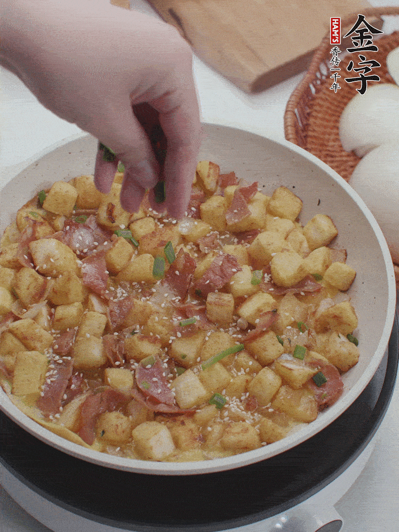 淋入剩余蛋液，蛋液凝固，撒上蔥綠和熟芝麻。