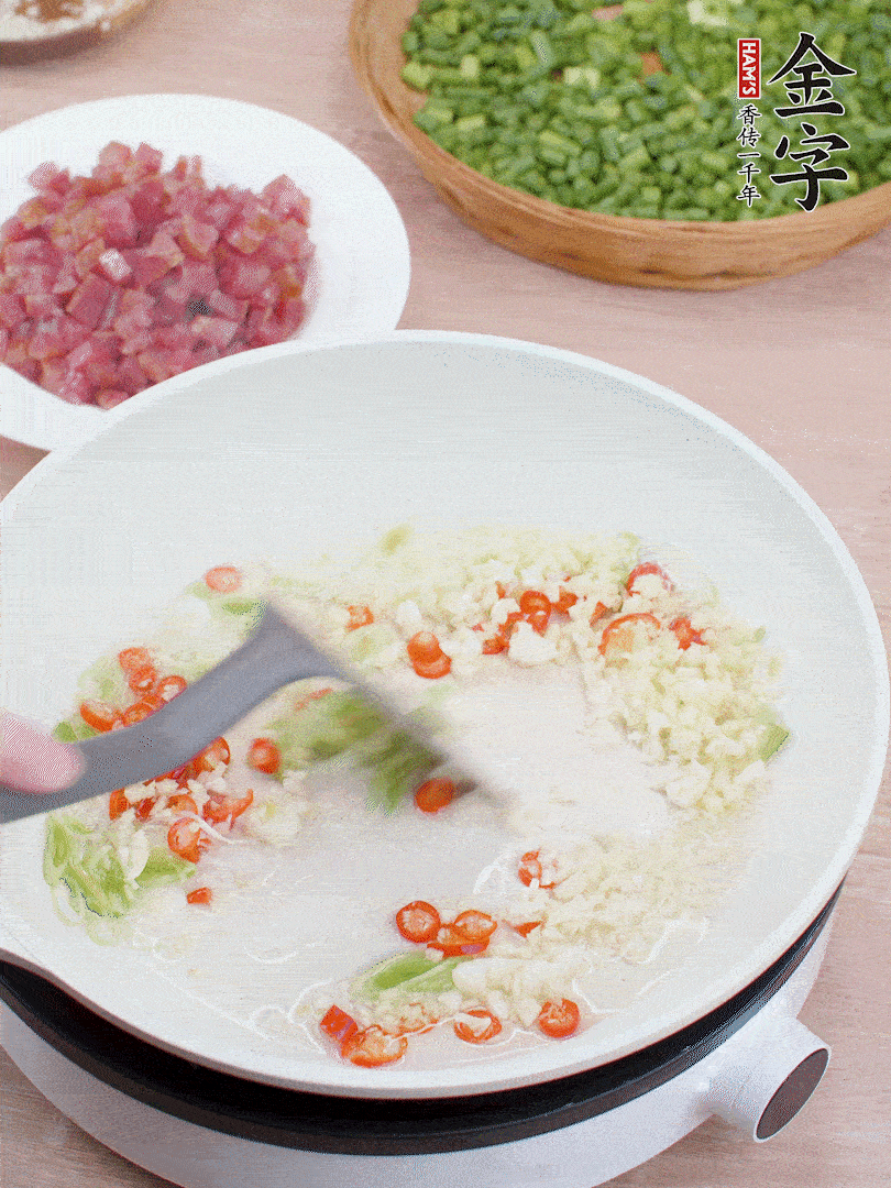 鍋中熱油，蔥姜蒜、小米辣煸香。