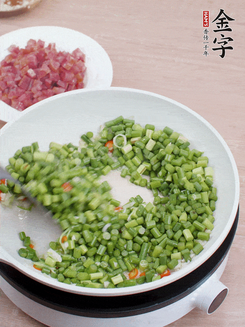 下蒜苔丁、一點鹽翻炒。