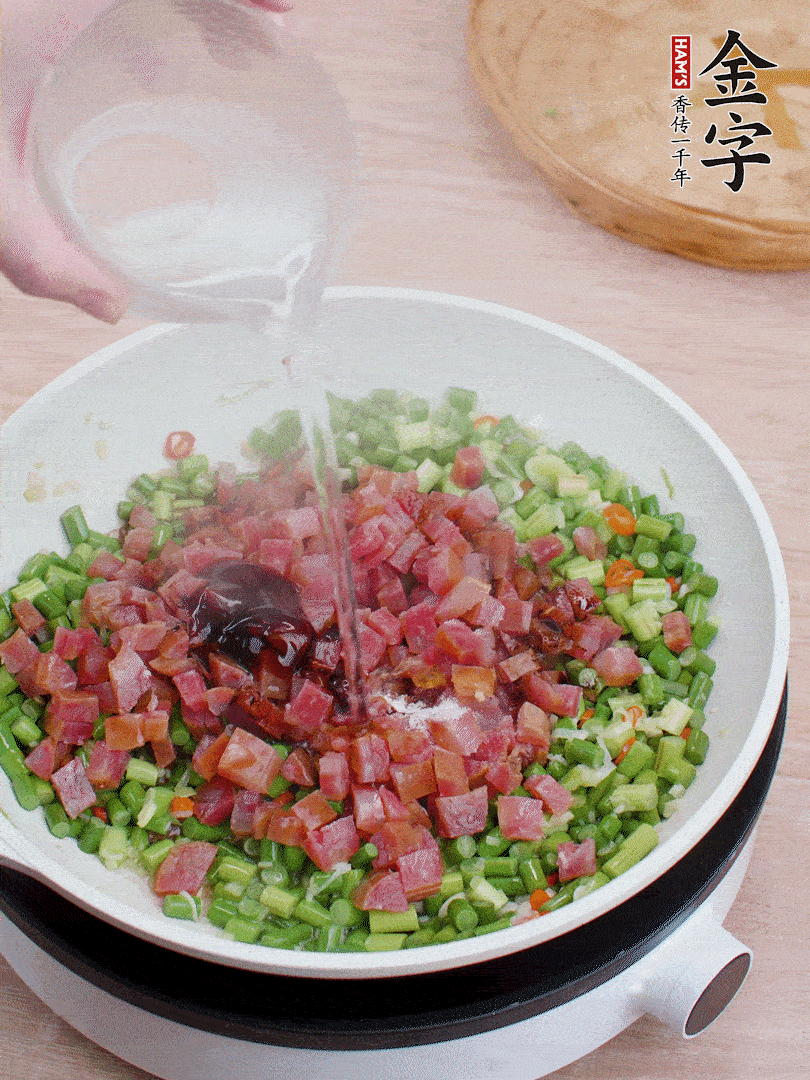 放香腸丁、1勺老抽、1勺蠔油、1/3勺白糖、少許清水炒至斷生。