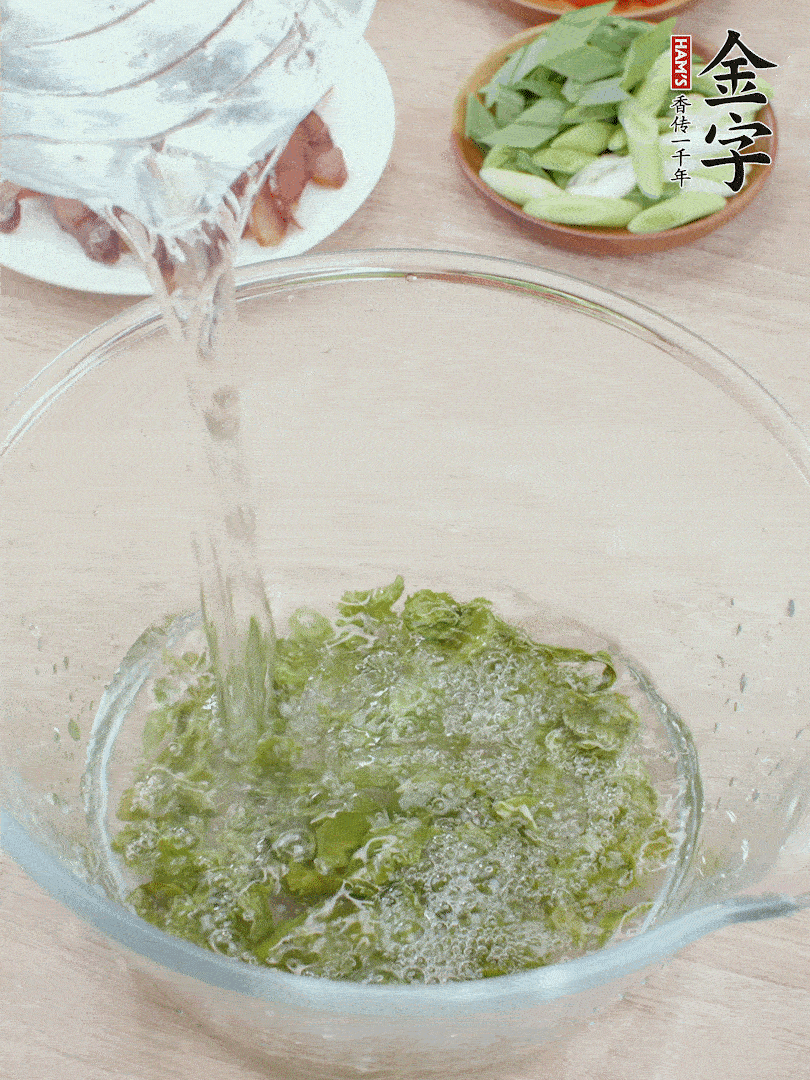 萵筍干溫水泡2小時，青紅辣椒切圈，姜切片，青蒜斜切段。