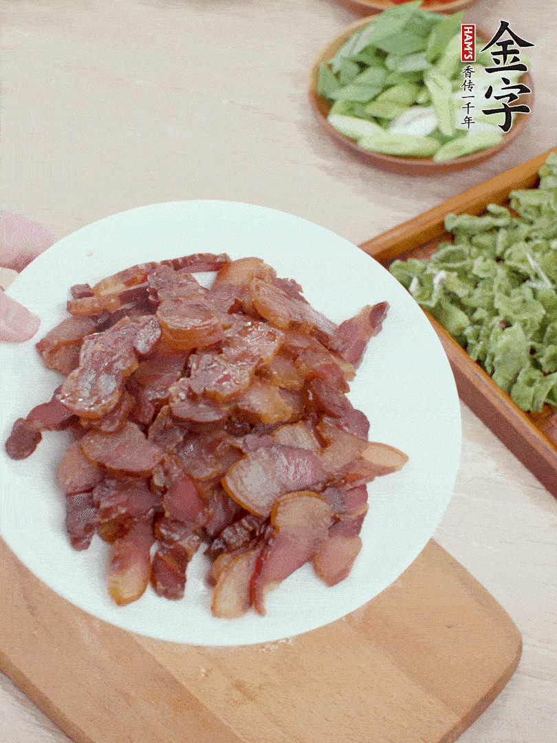 臘肉水煮15分鐘，切薄片。