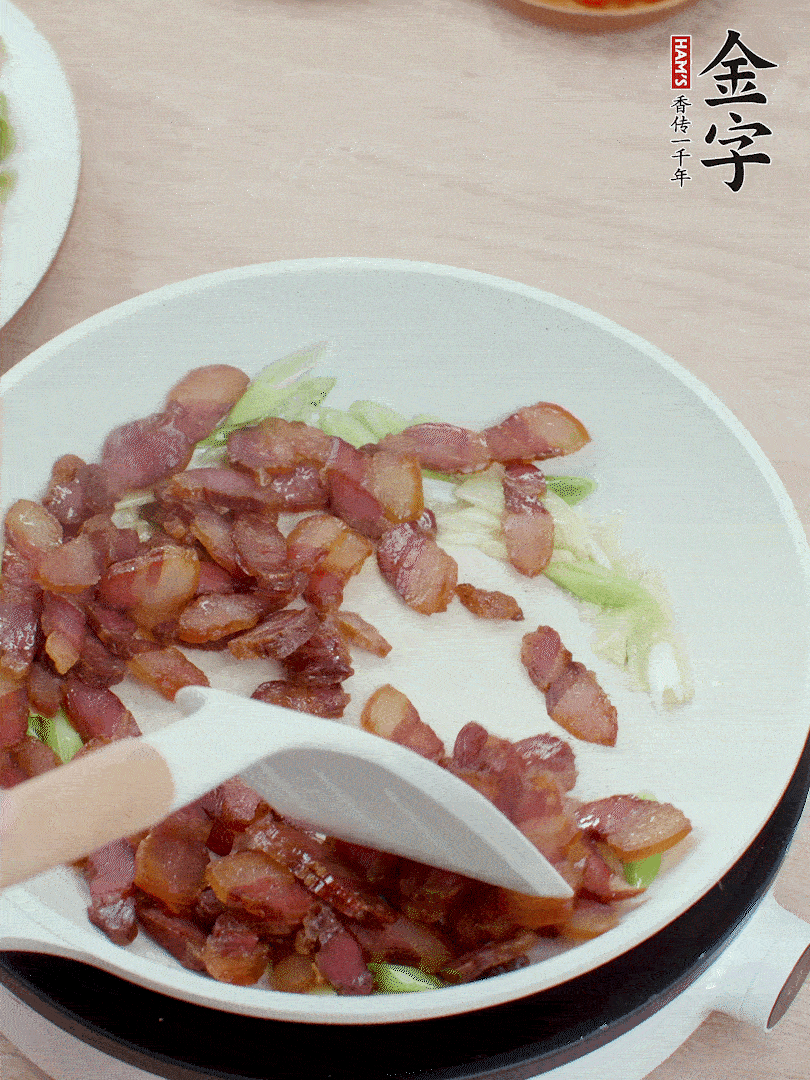 鍋中少許油，姜、蒜白爆香，下臘肉煸出油脂。