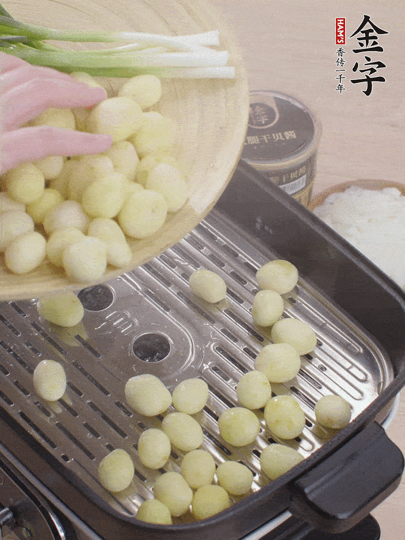 去皮小土豆蒸熟。