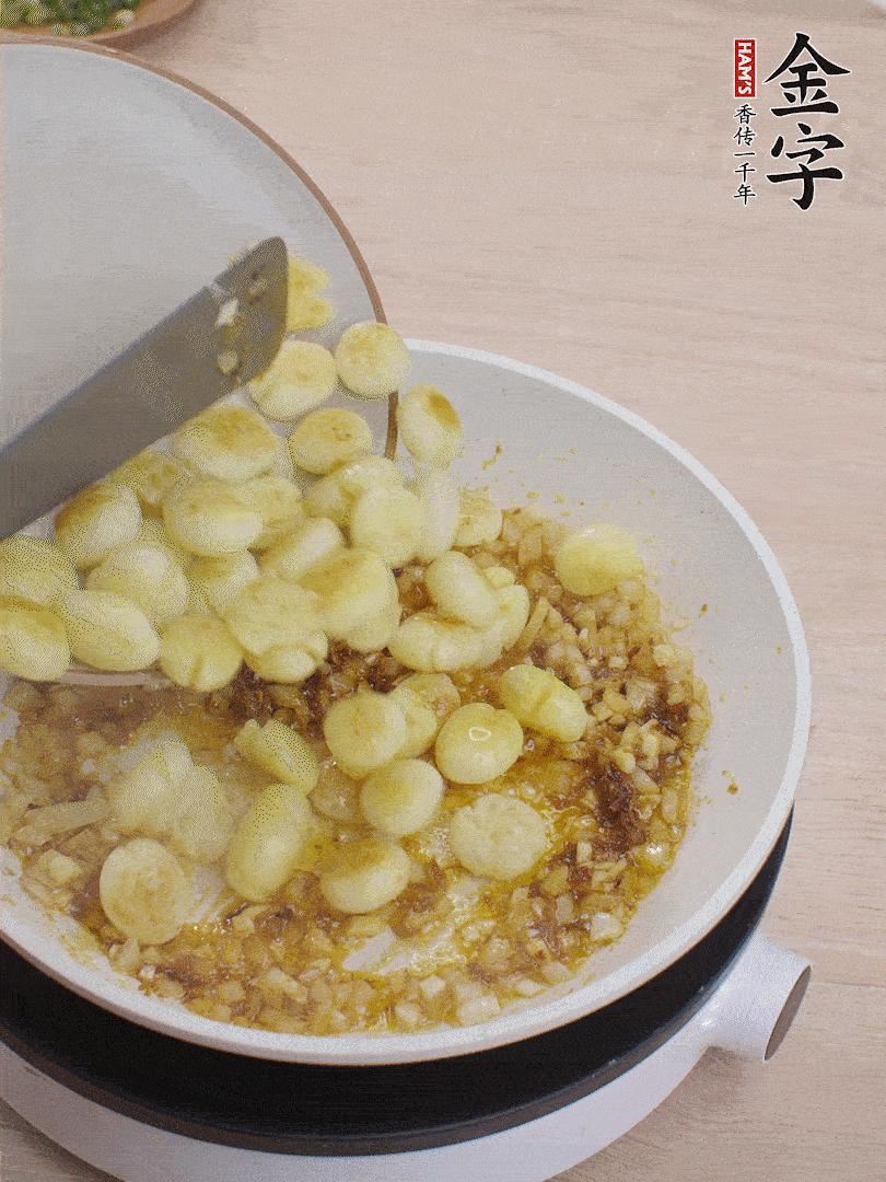 下小土豆翻炒均勻。