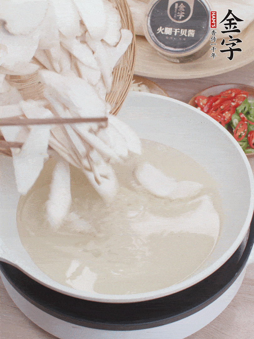 杏鮑菇切成片，油溫7層熱炸2分鐘。