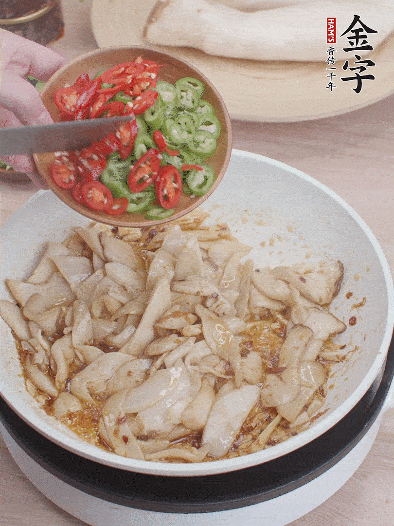 下杏鮑菇、青紅辣椒炒出香味。