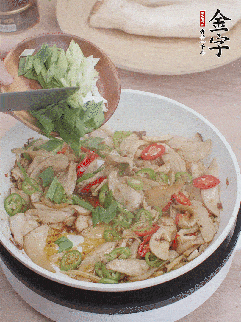 淋少許料酒、最后放大蒜葉。