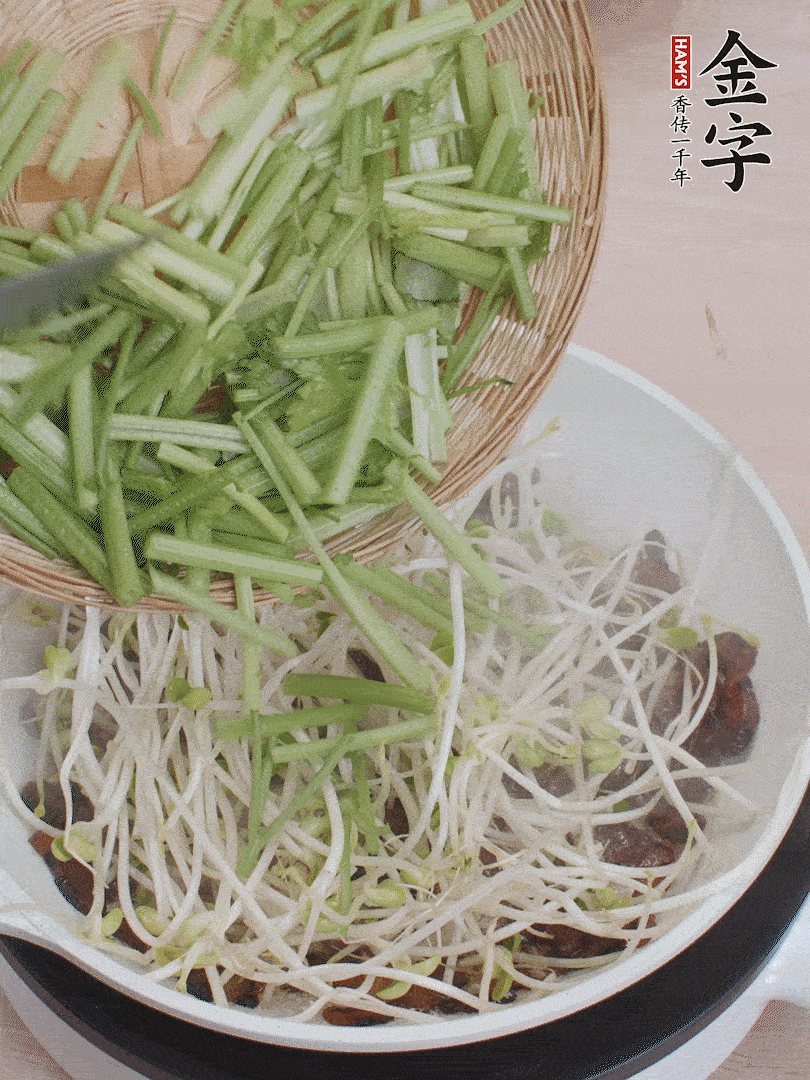 下豆芽、香芹翻炒均勻。