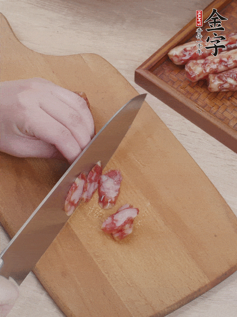 金字香腸斜切片，芹菜切段，小洋蔥切絲，綠菜椒切小塊。