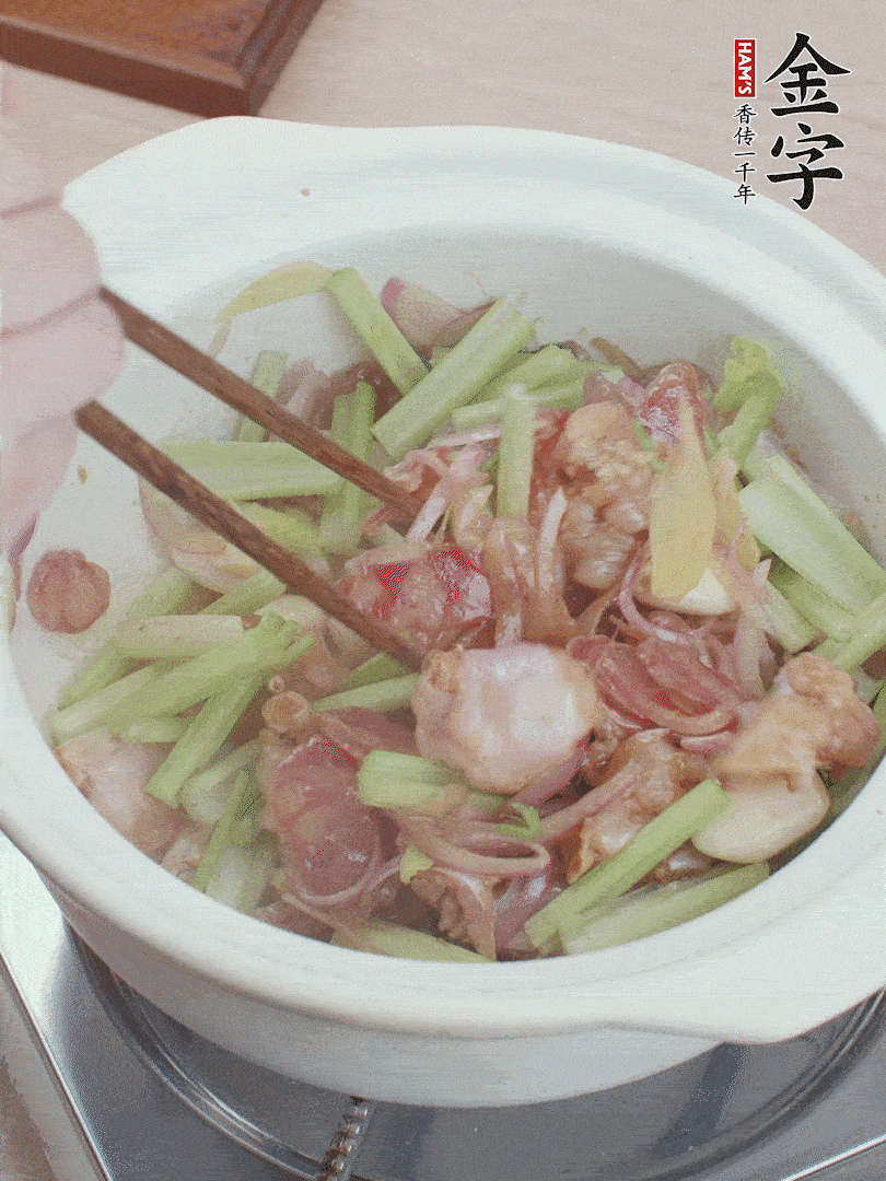 下牛蛙、芹菜、香腸翻炒。