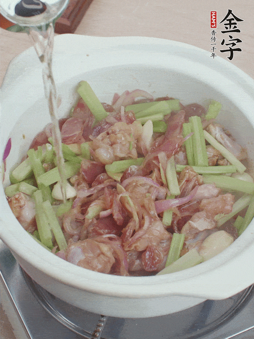 牛蛙變色后，淋點啤酒，加蓋后調(diào)小火燜10分鐘。