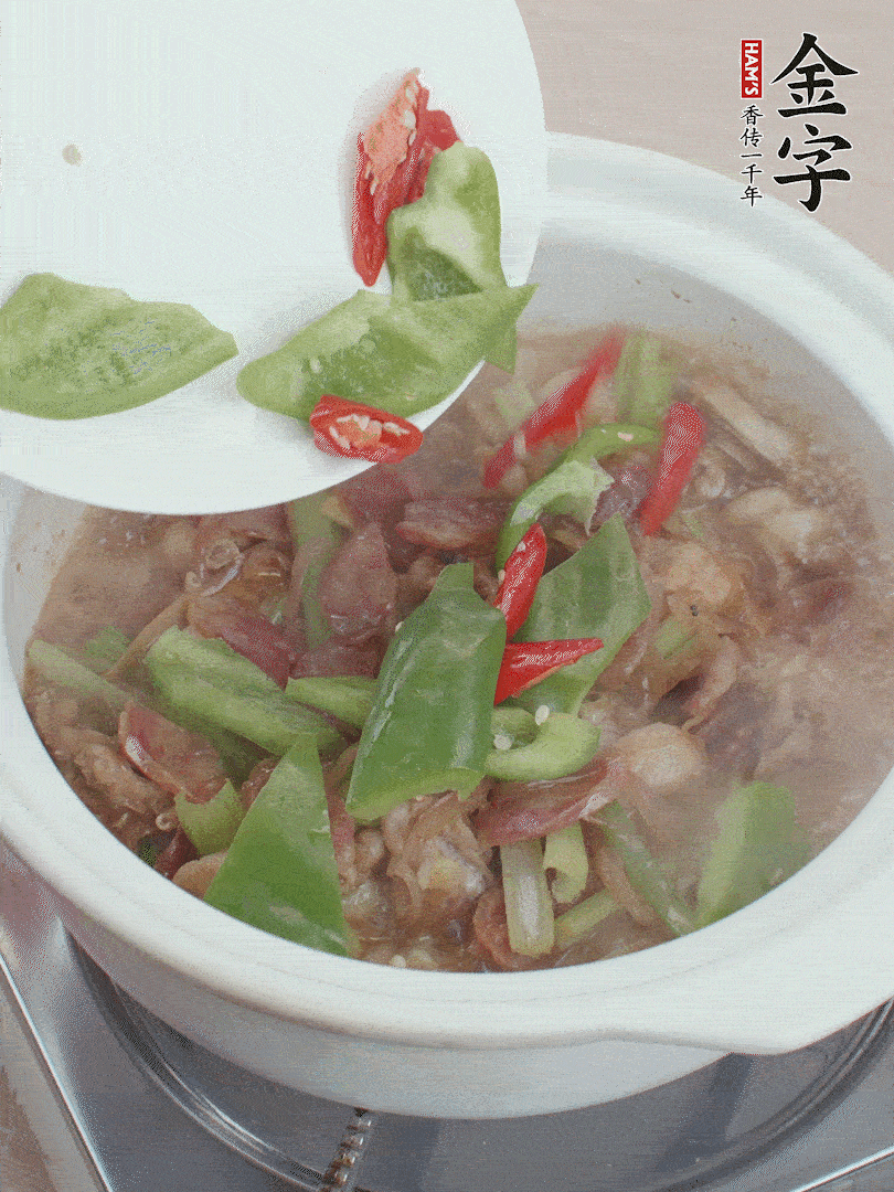 下綠菜椒，翻炒1分鐘。