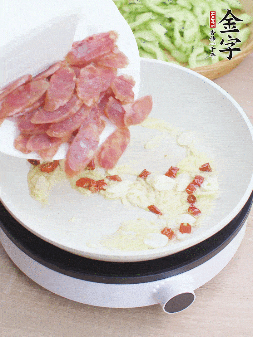 油5成熱時，姜、蒜、辣椒爆香。