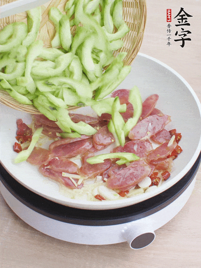 下香腸煸出油脂，放黃瓜翻炒。