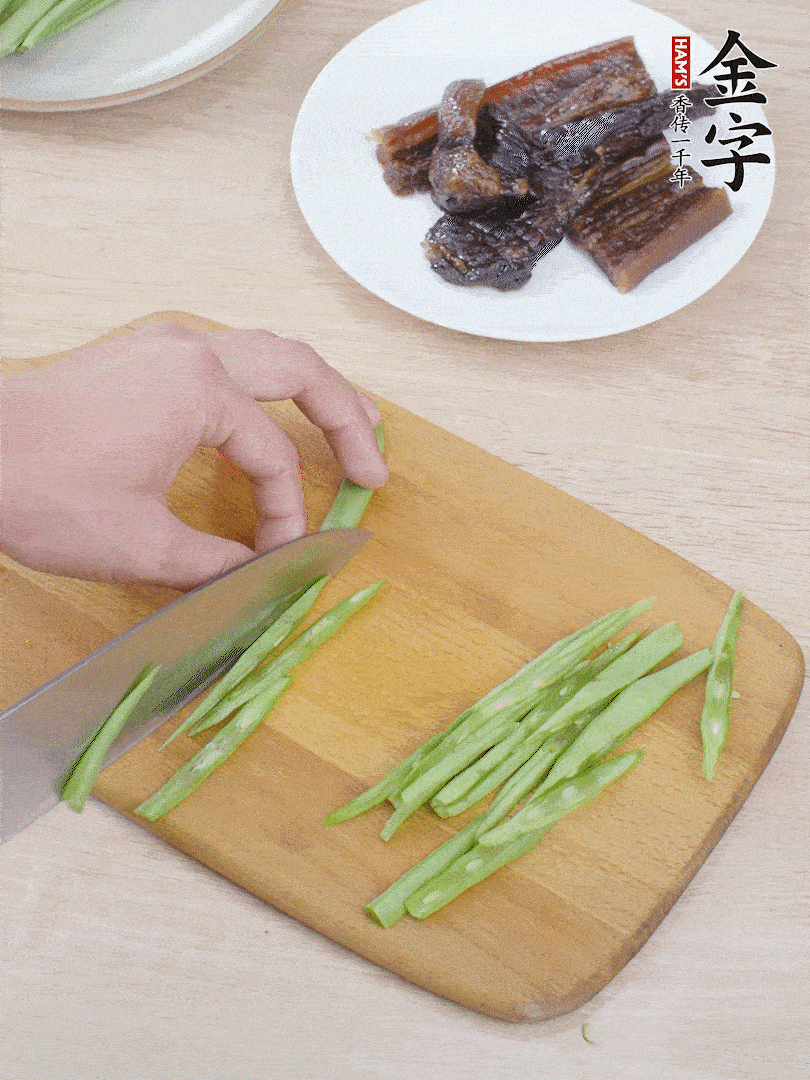 四季豆切絲。