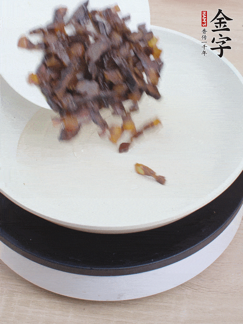 油熱倒醬油肉，編出香味。