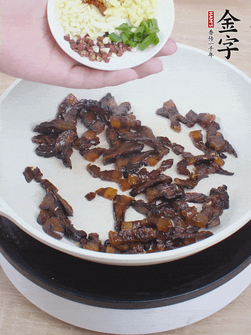 下蔥姜蒜、干辣椒、花椒粒炒香。