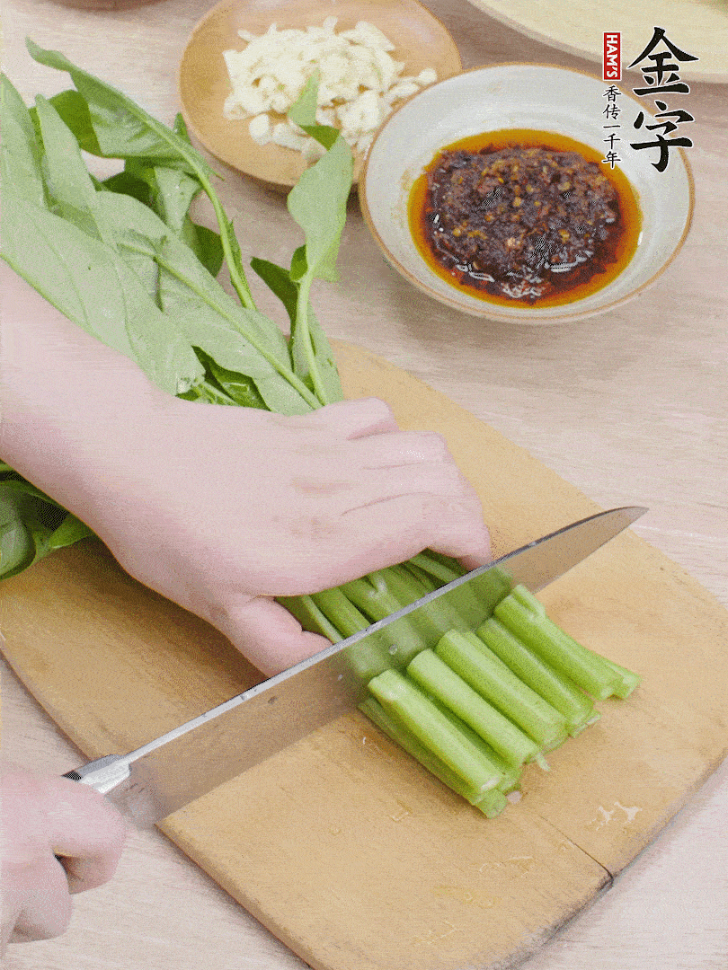 空心菜切段，大蒜拍碎切末。