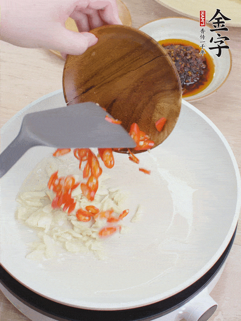 油熱煸香蒜末、辣椒。