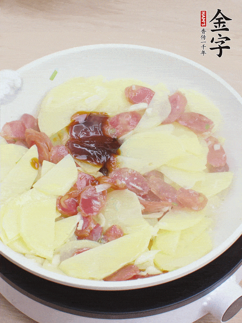 下土豆片，1勺生抽、1勺蠔油、1/3勺鹽、1/3勺糖炒至入味。