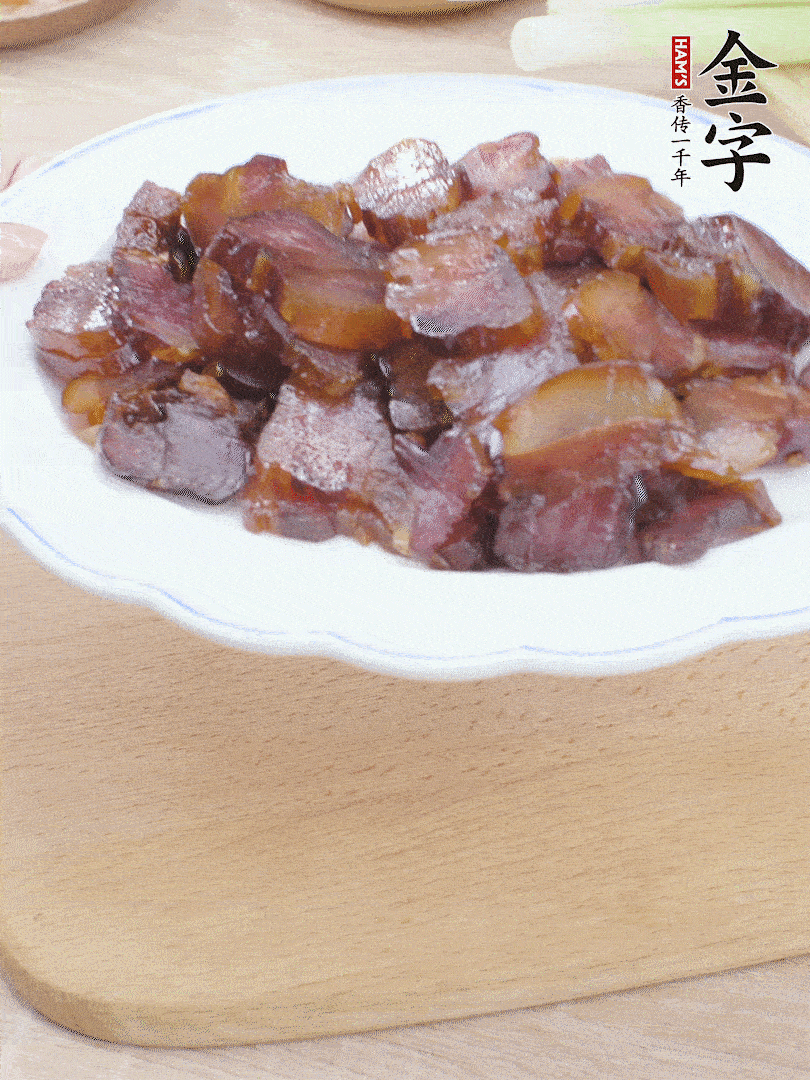 金字醬油肉水煮15分鐘，切薄片。