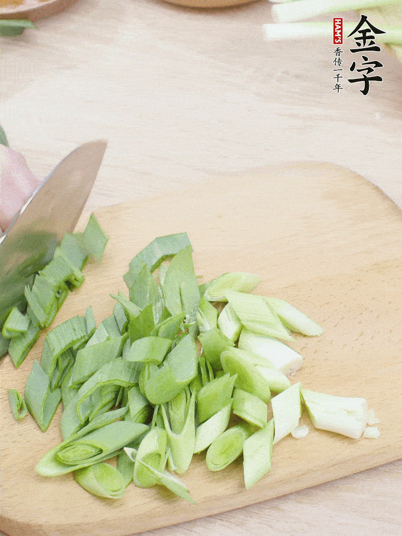 青蒜切段。（蒜白可以拍一下，再斜著切）