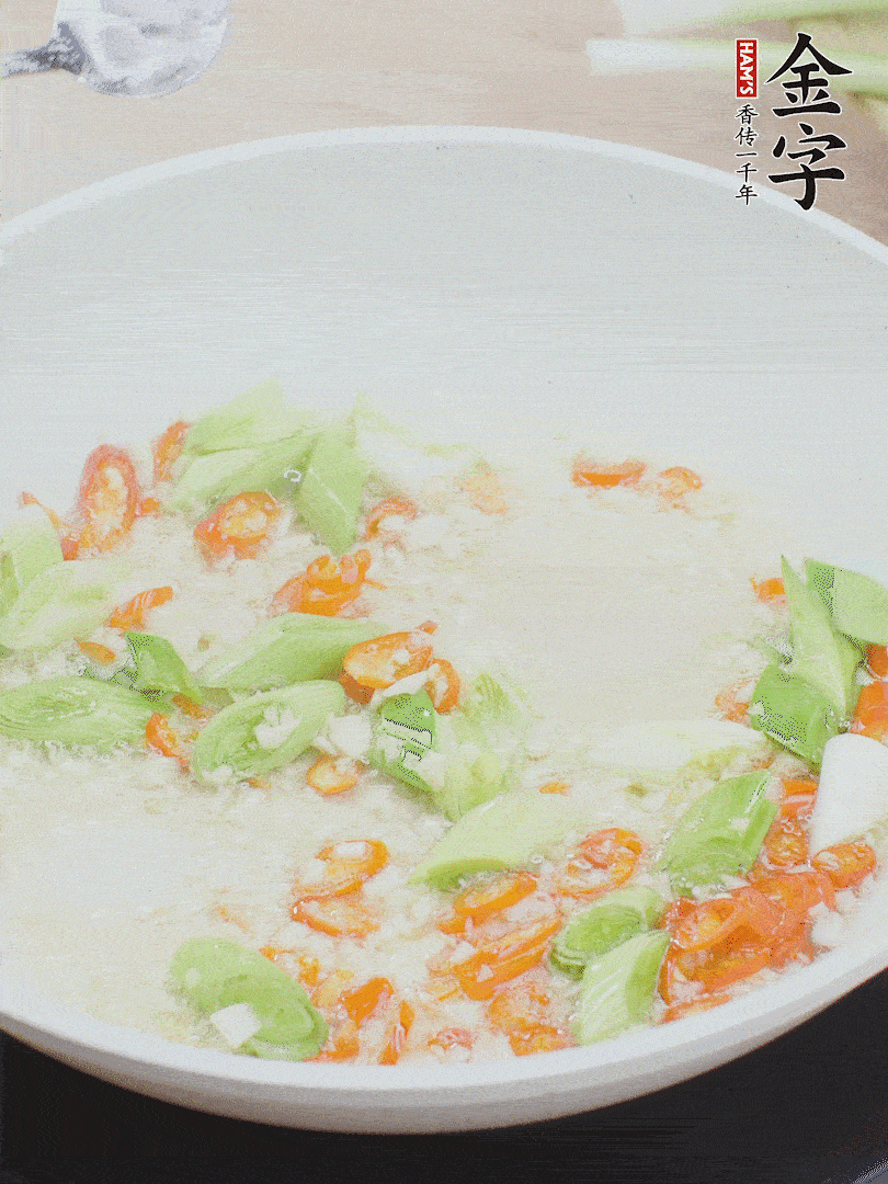 油5成熱時，下蒜末、辣椒、蒜白煸炒。