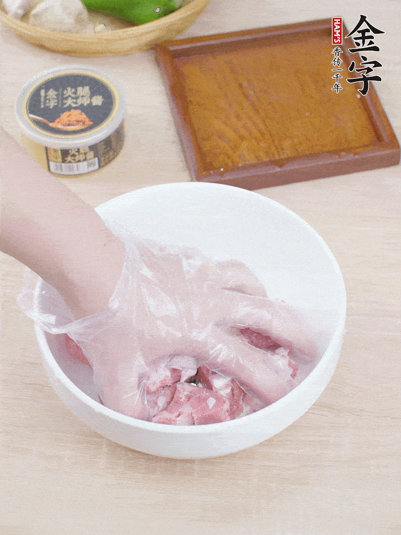 豬小排，加1勺料酒、1勺蠔油、1/3勺白胡椒粉、淀粉，抓拌均勻腌漬30分鐘。青椒去蒂去籽切塊。洋蔥去皮切塊。