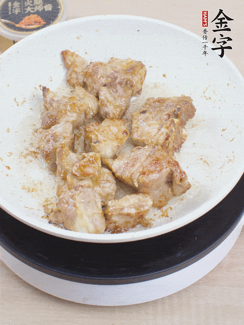 油4成熱，下小排煎炒至邊緣微微發(fā)焦。