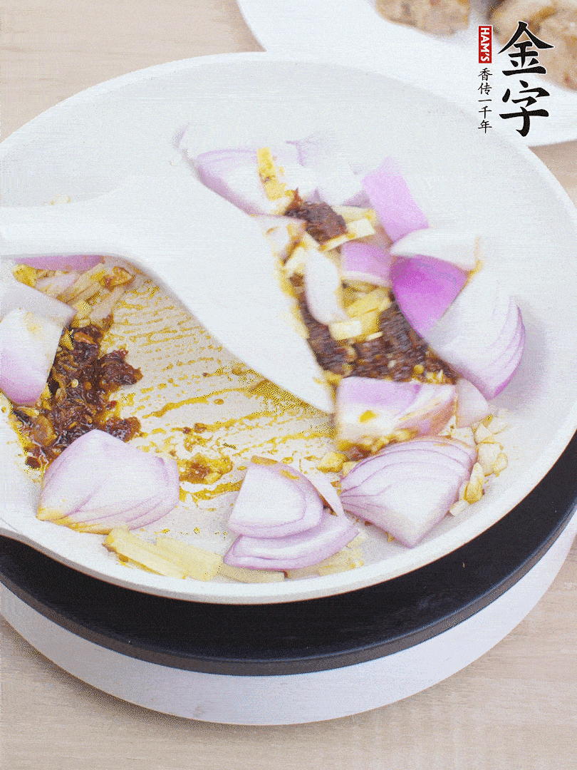 另起一鍋，姜、蒜末、1勺金字火腿大師醬、洋蔥塊炒香。