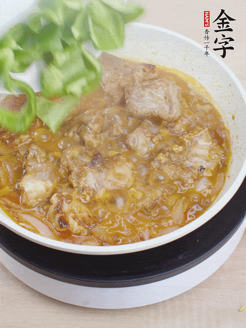 下青椒，翻炒炒至湯汁收干。