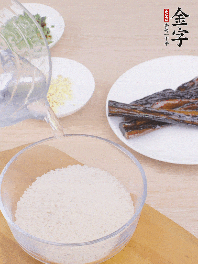 大米提前用清水浸泡1小時(shí)。