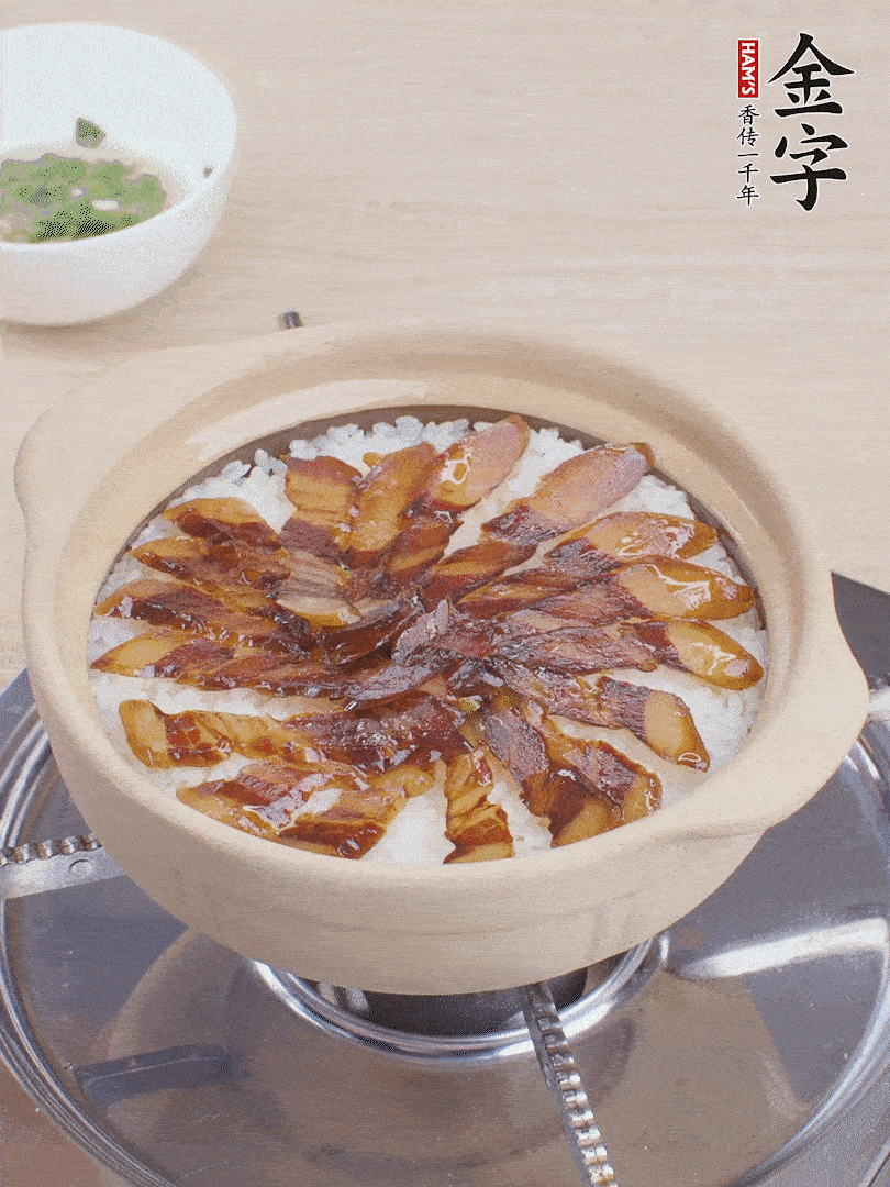 快收水時(shí)，鋪醬油肉，鍋邊淋點(diǎn)油，轉(zhuǎn)動(dòng)砂鍋，燜煮2分鐘。