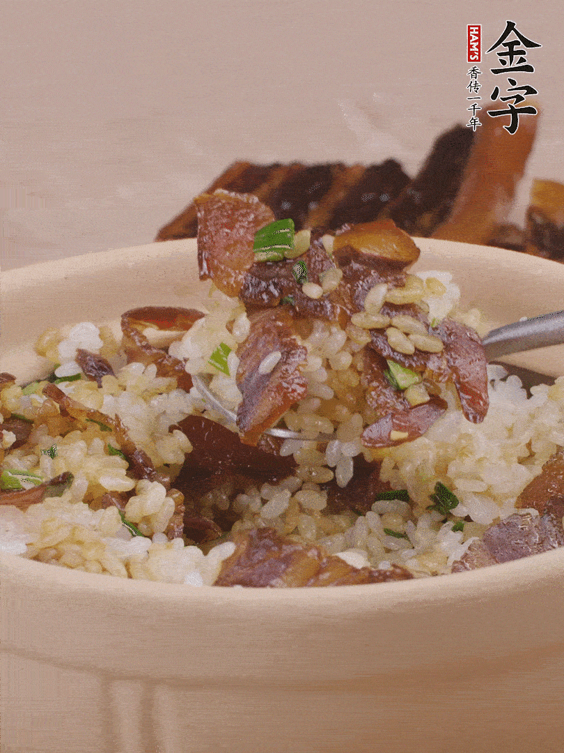 揭蓋后撒點(diǎn)蔥花裝飾，趁熱拌勻。