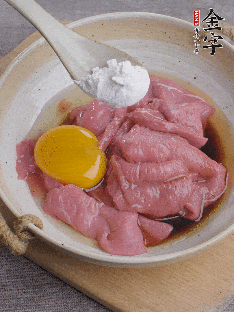 牛肉切片，雞蛋1個、水2勺、料酒1/2勺、生抽1/2勺、生粉1勺腌15分鐘。