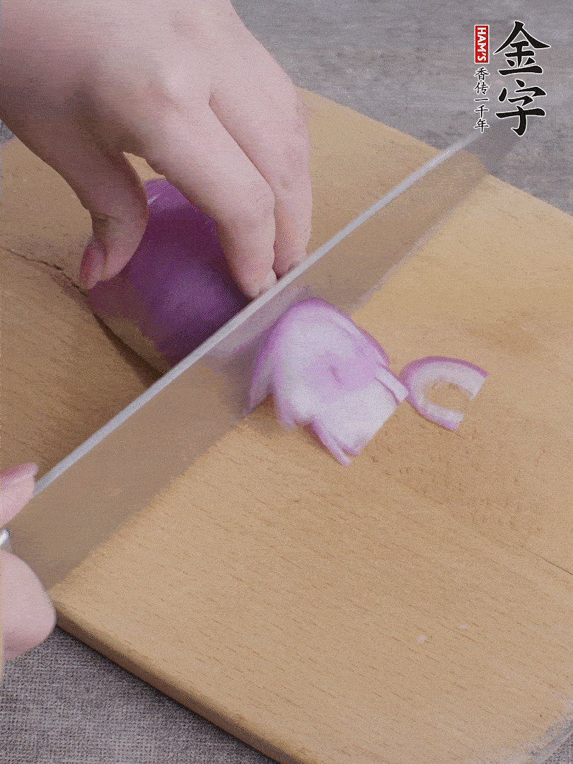 洋蔥切絲、蔥切段。