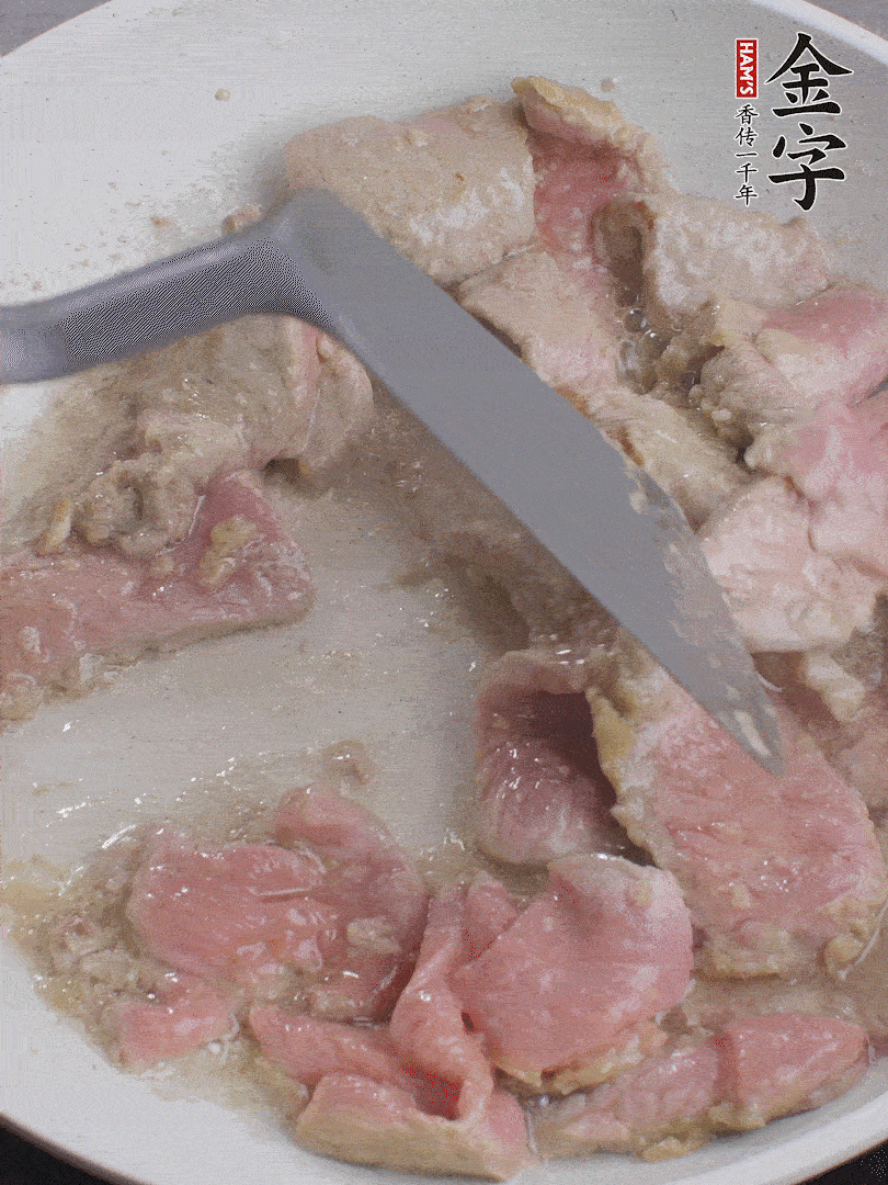 鍋中少油，下牛肉炒至變色。（盛出來）